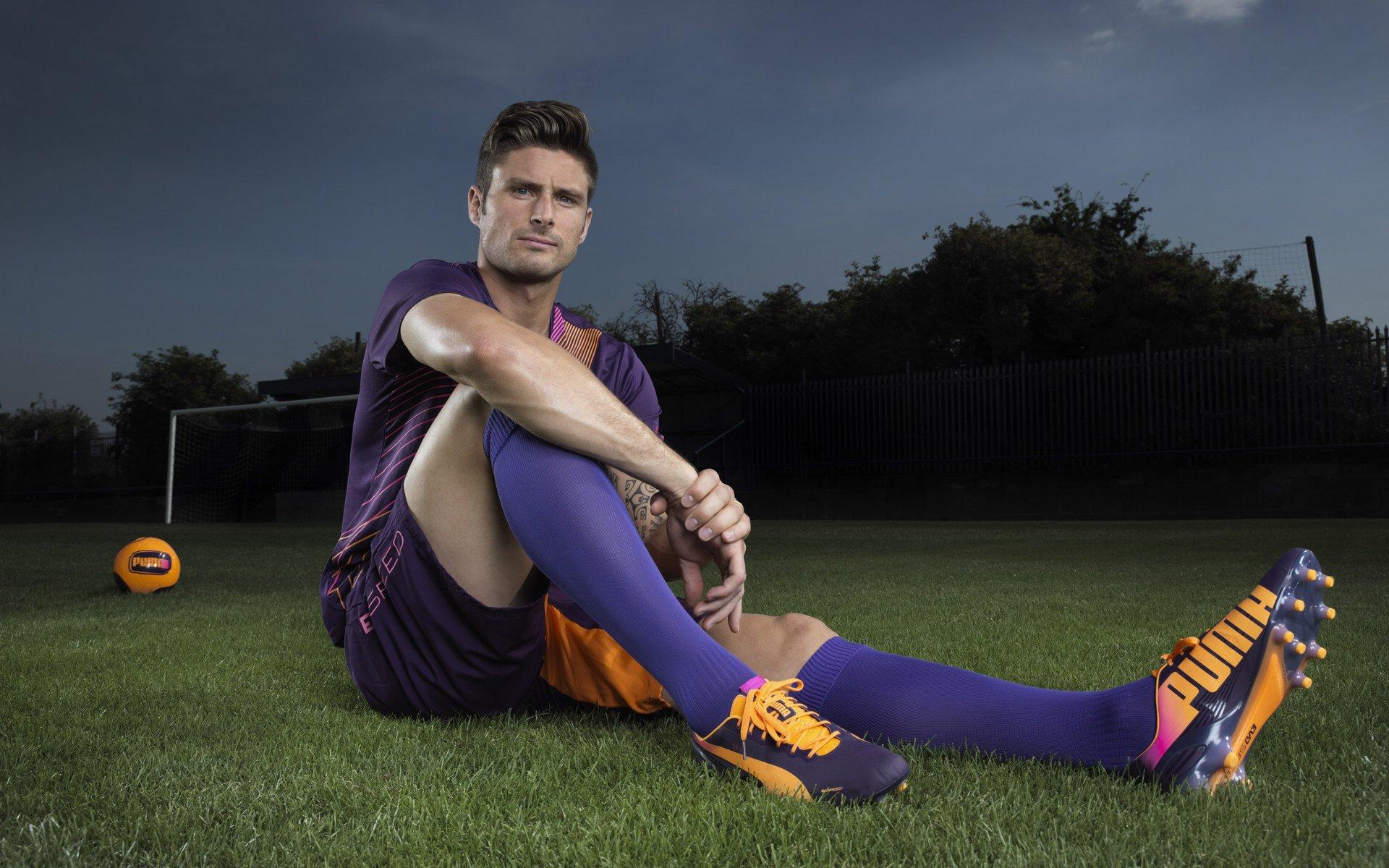 传奇的传承，贝利基金会晒贝利与姆巴佩侧钩进球对比照片，姆巴佩转发引爆网络